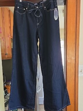 Classic Dark-Wash Scoop Jeans – Size 6 (32)